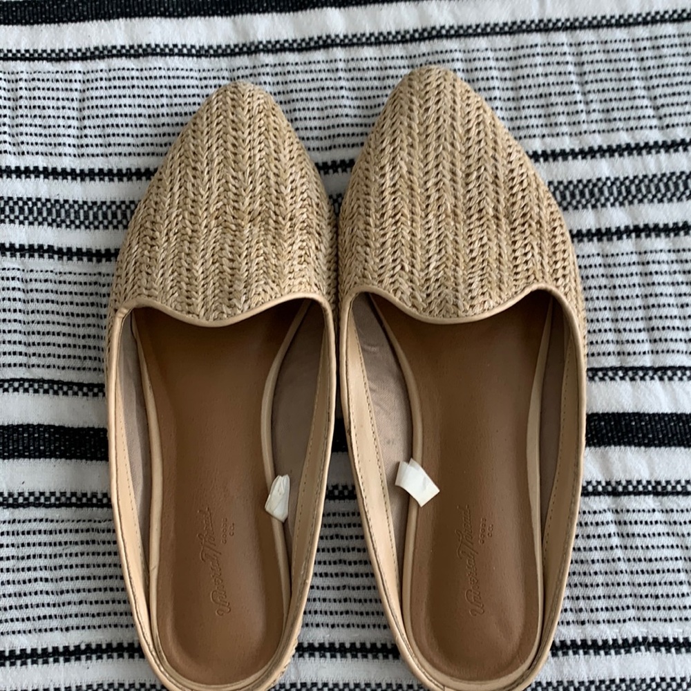 Universal Thread flats